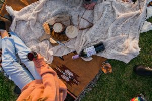 picnic romántico con vino y queso
