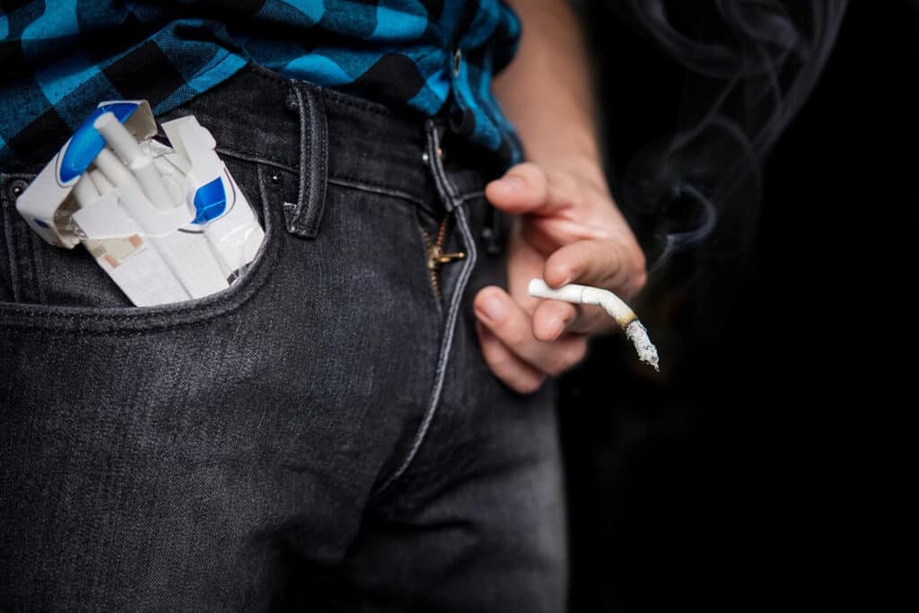 el hombre que sostiene un cigarrillo hacia abajo provoca problemas de erección