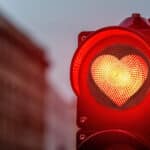 semáforo con un corazón rojo en lugar de un círculo