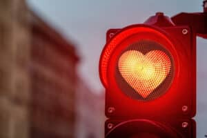 semáforo con un corazón rojo en lugar de un círculo
